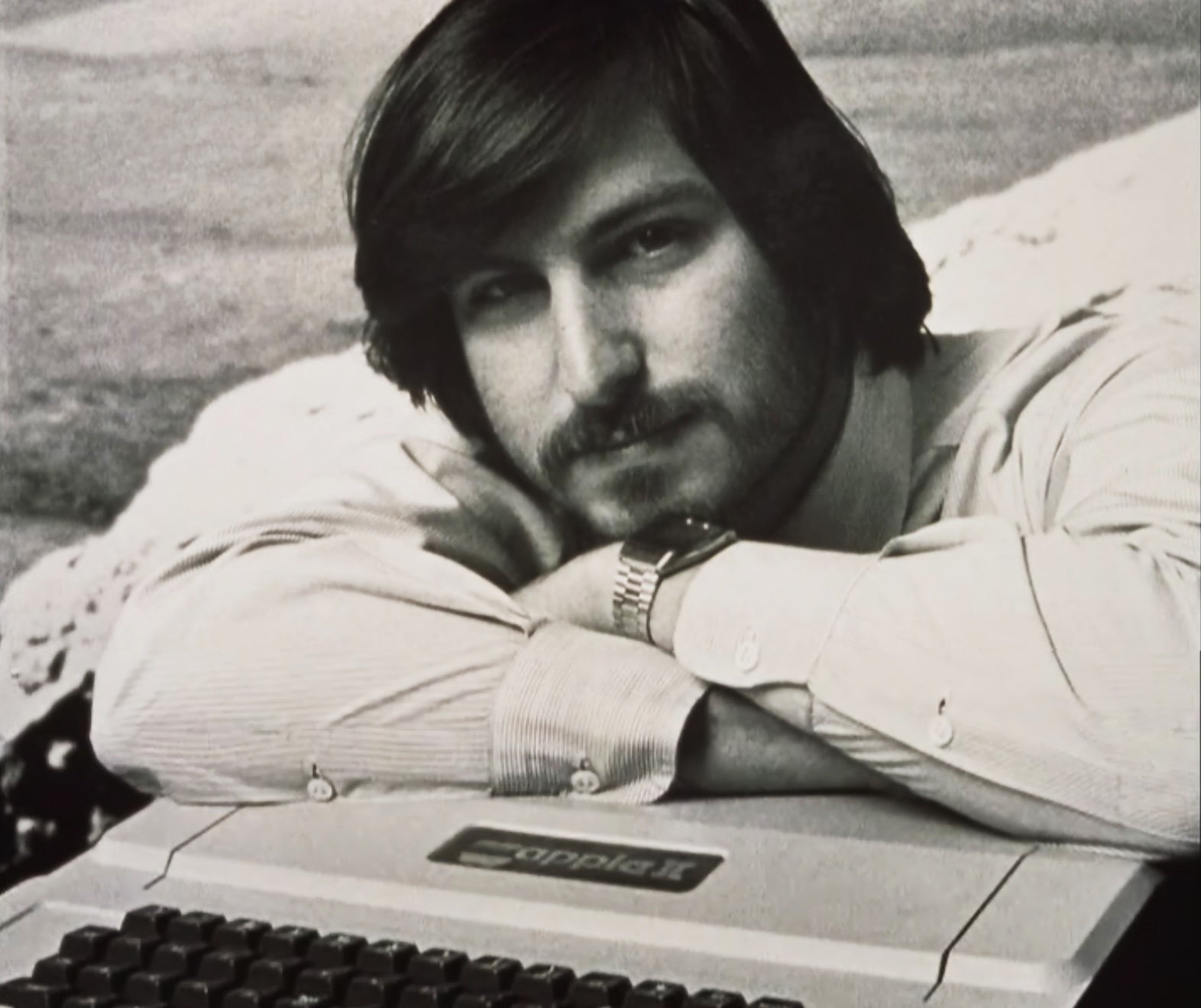 Jobs posing with Apple II for an advertisement, 1980